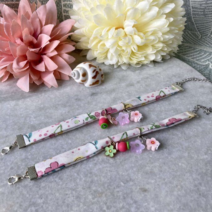 Bracelet tissu liberty fleuri blanc rose, jaune et vert à breloques
