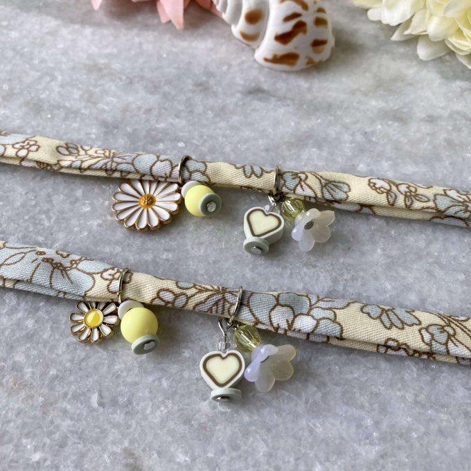 Bracelet en tissu fleuri jaune doux et gris à breloques