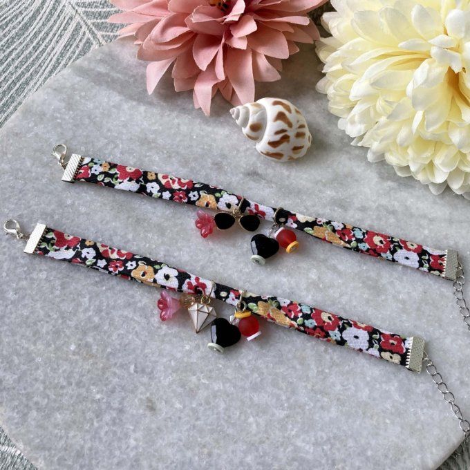 Bracelet en tissu fleuri noir, blanc, orange et rouge à breloques