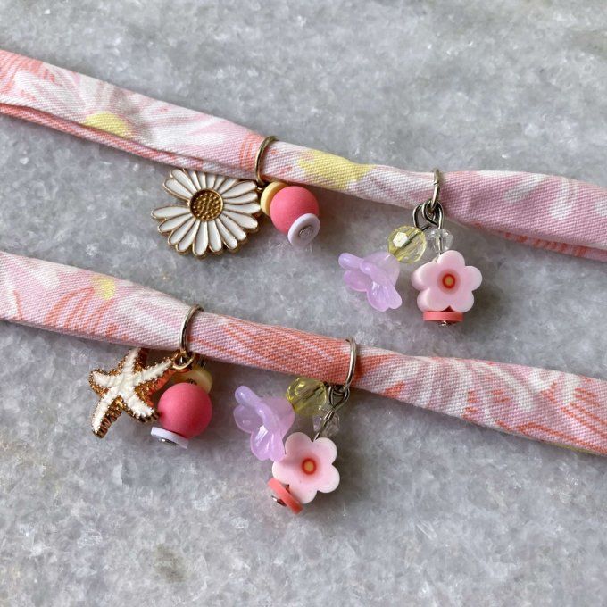 Bracelet en tissu fleuri rose, blanc et jaune à breloques