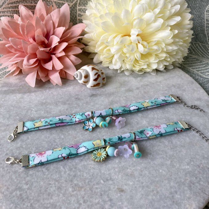 Bracelet en tissu fleuri vert turquoise, blanc, rose et jaune à breloques